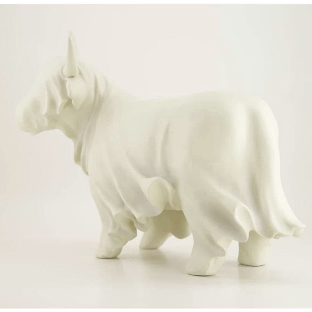 Cracker Barrel Exclusive 2026 White Highland Cow Resin Ghost, 18" NIB - Picture 3 of 4